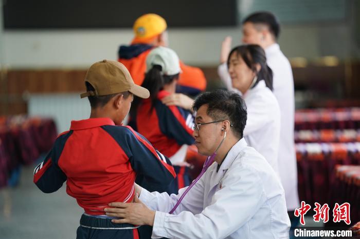 6月26日，西藏日喀則特校的孩子參加先心病篩查?！√K丹 攝