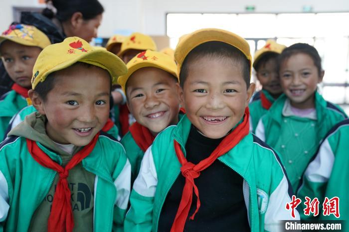 6月27日，西藏康馬縣南尼鄉(xiāng)中心小學(xué)的孩子參加先心病篩查。　蘇丹 攝