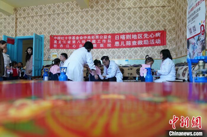 6月27日，西藏康馬縣雙語幼兒園的孩子參加先心病篩查?！√K丹 攝