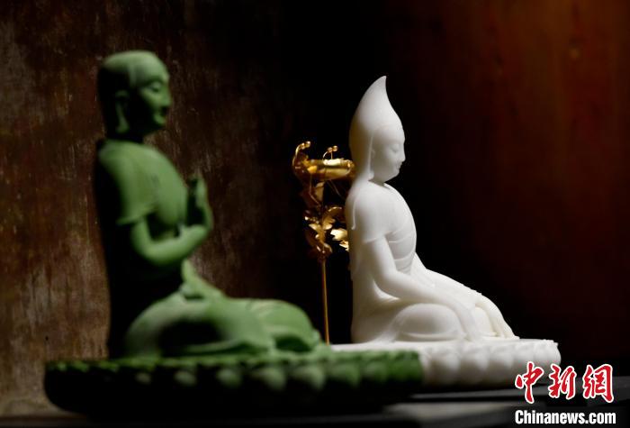 圖為展覽中圍繞西藏歷史與傳統(tǒng)創(chuàng)作的雕塑作品?！±盍?攝