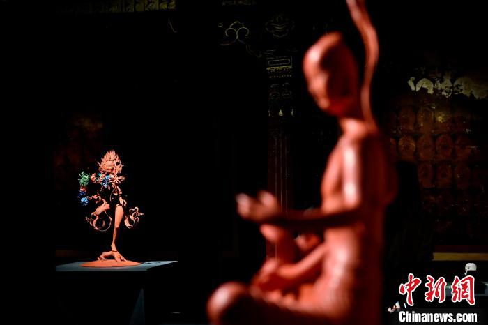 圖為展覽中圍繞西藏歷史與傳統(tǒng)創(chuàng)作的雕塑作品。　李林 攝