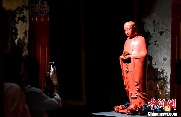 圖為觀眾正在欣賞展覽中的雕塑作品。