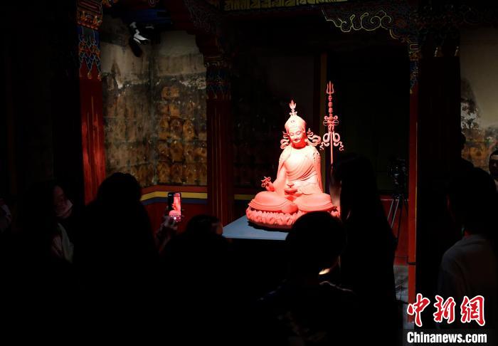 圖為觀眾正在欣賞展覽中的雕塑作品?！±盍?攝