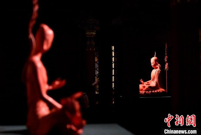 圖為展覽中圍繞西藏歷史與傳統(tǒng)創(chuàng)作的雕塑作品?！±盍?攝