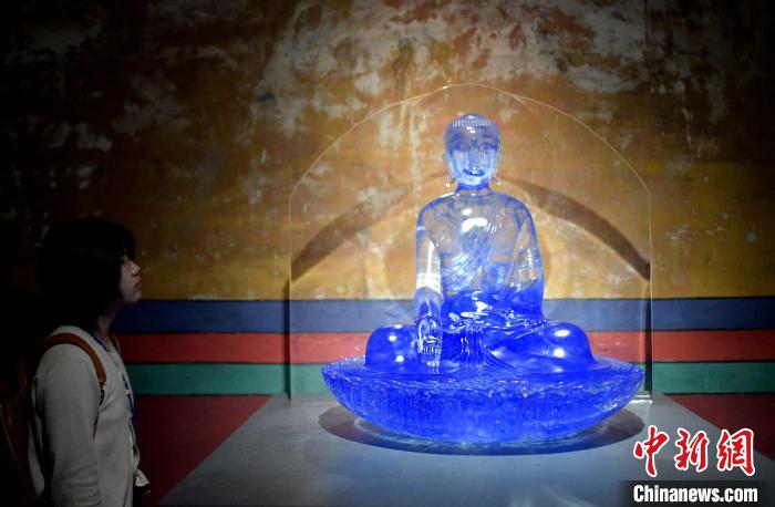 圖為觀眾正在欣賞展覽中的雕塑作品?！±盍?攝