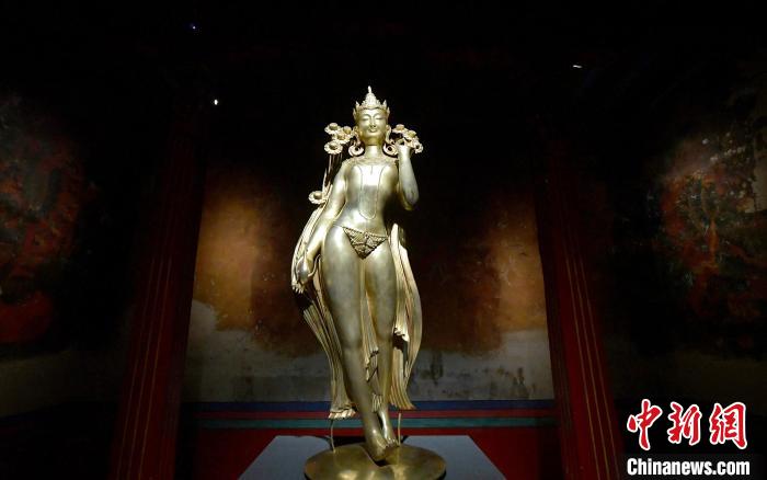 圖為展覽中圍繞西藏歷史與傳統(tǒng)創(chuàng)作的雕塑作品《八萬四千年》?！±盍?攝