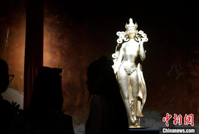 圖為觀眾正在欣賞展覽中的雕塑作品《八萬四千年》。　李林 攝