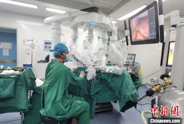 圖為援藏主任郝一昌協(xié)助進(jìn)行達(dá)芬奇機(jī)器人手術(shù)?！∥鞑刈灾螀^(qū)人民醫(yī)院供圖