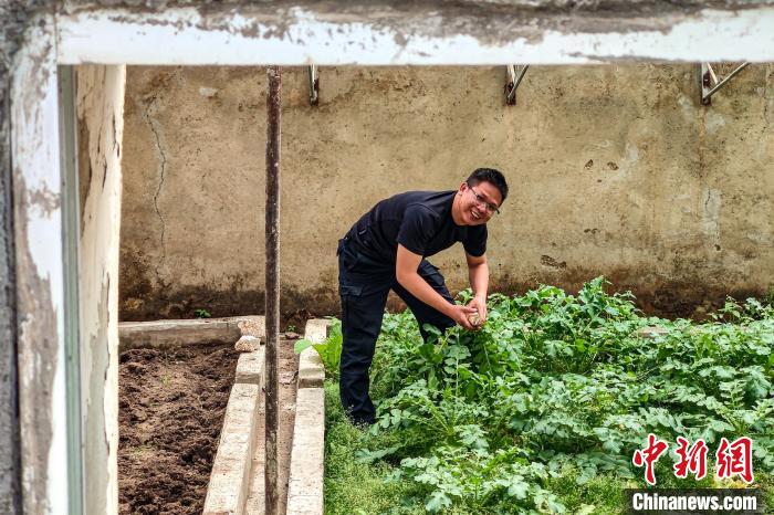 移民管理警察羅忠江在公珠湖執(zhí)勤點的大棚內(nèi)。　龍小鳳 攝