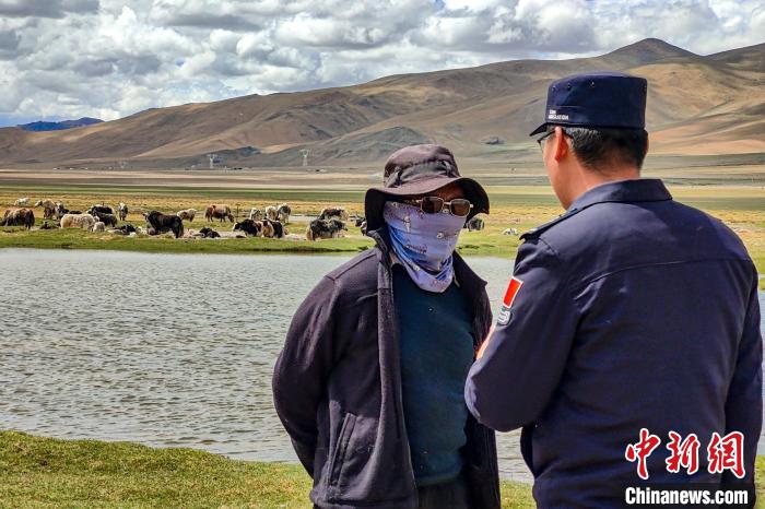 資料圖為民警何宗源在公珠湖了解牧民情況?！↓埿▲P 攝