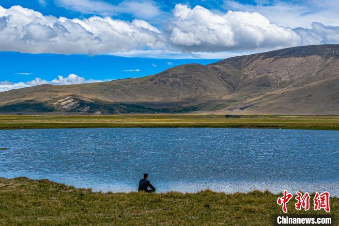 資料圖為執(zhí)勤民警何宗源在公珠湖畔濕地留影。　龍小鳳 攝