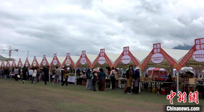 圖為熱鬧的“松贊夜市”?！∝暽＠?攝