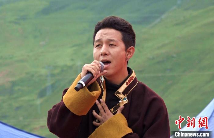 圖為藝人為開(kāi)幕式獻(xiàn)唱?！∝暽＠?攝