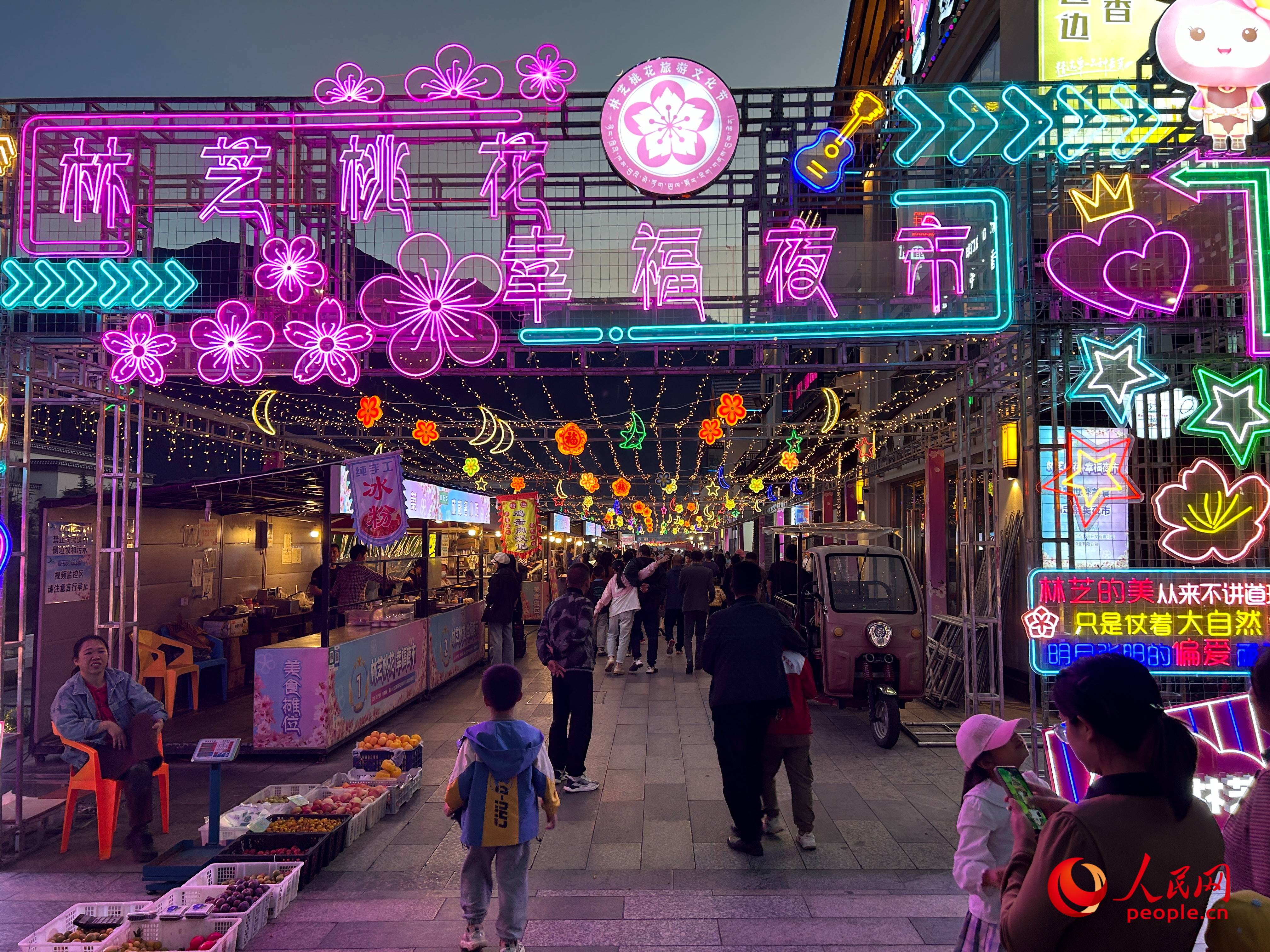 工布公園里的夜市，人來人往。人民網(wǎng) 周靜圓攝