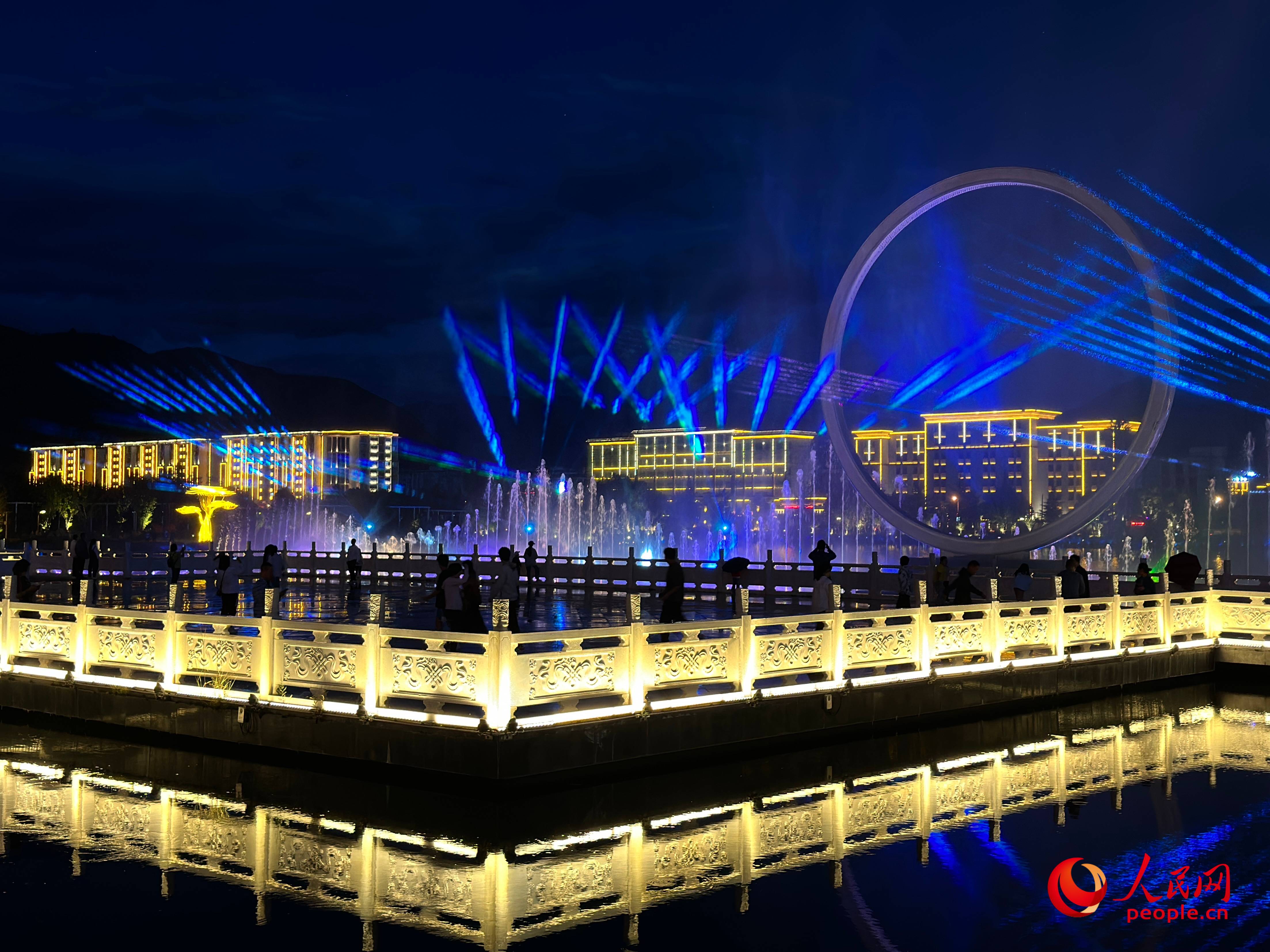 工布公園的音樂水秀噴泉，吸引市民和游客前來拍照打卡。人民網(wǎng) 周靜圓攝