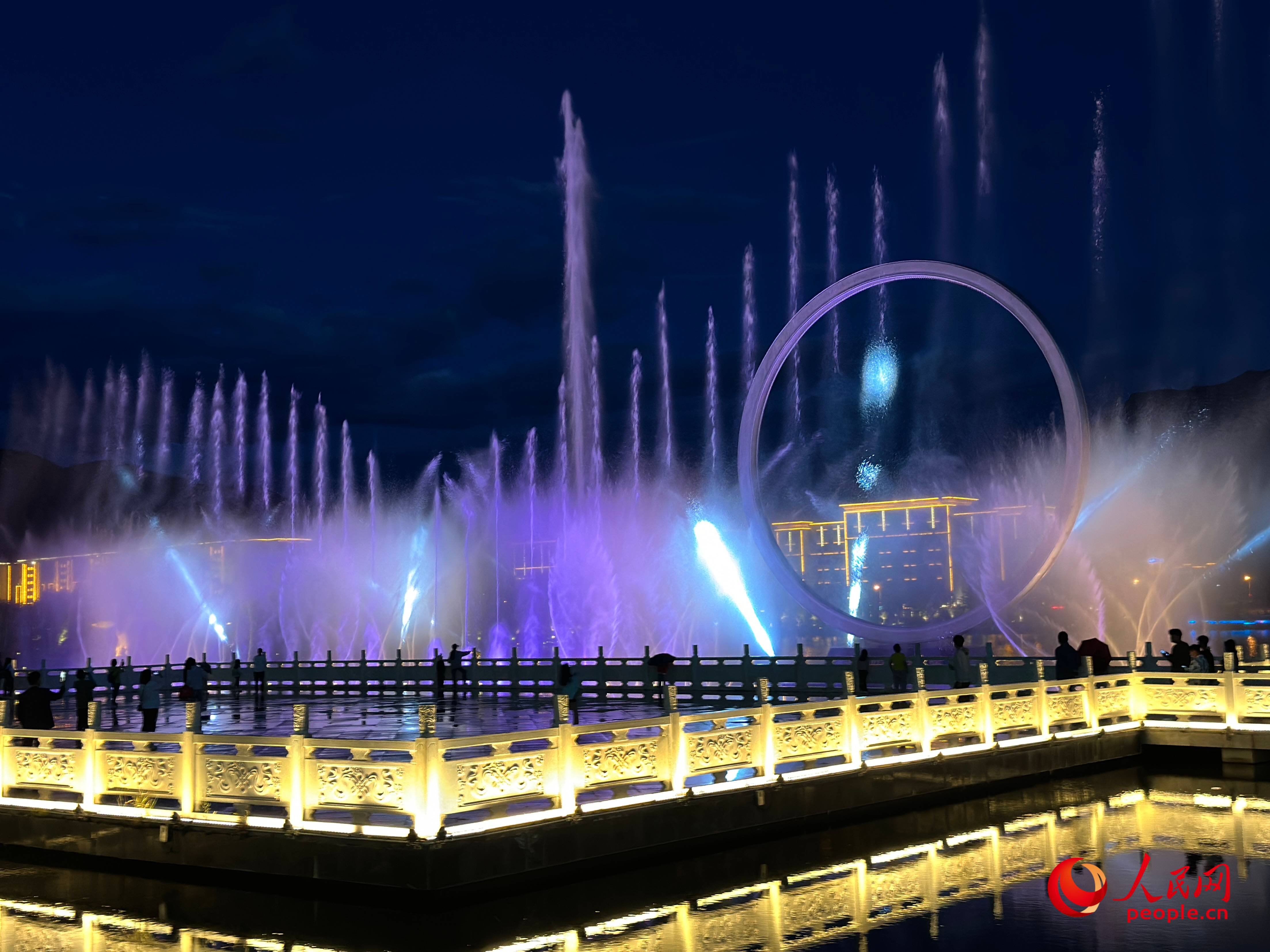 工布公園的音樂水秀噴泉，吸引市民和游客前來拍照打卡。人民網(wǎng) 周靜圓攝
