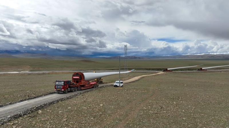 西藏措美哲古風(fēng)電場(chǎng)首批3.6兆瓦風(fēng)電機(jī)組運(yùn)輸。受訪者供圖