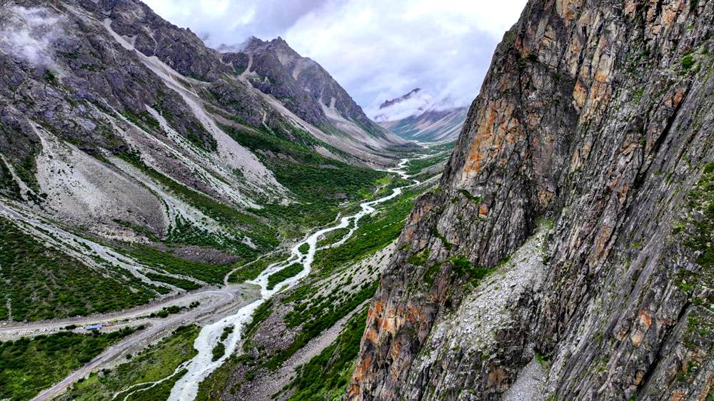 磅礴的河流滋養(yǎng)著山間草木。張澤坤攝