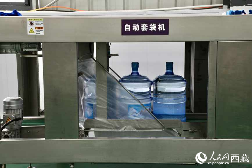 “色達(dá)牙泉”礦泉水（桶裝水）生產(chǎn)加工基地。人民網(wǎng)記者 次仁羅布攝