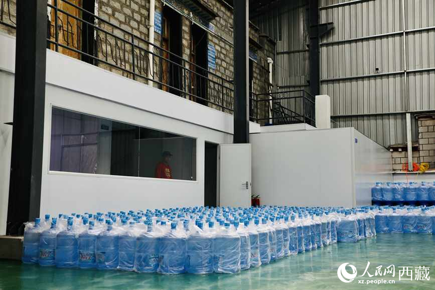 “色達(dá)牙泉”礦泉水（桶裝水）生產(chǎn)加工基地。人民網(wǎng)記者 次仁羅布攝