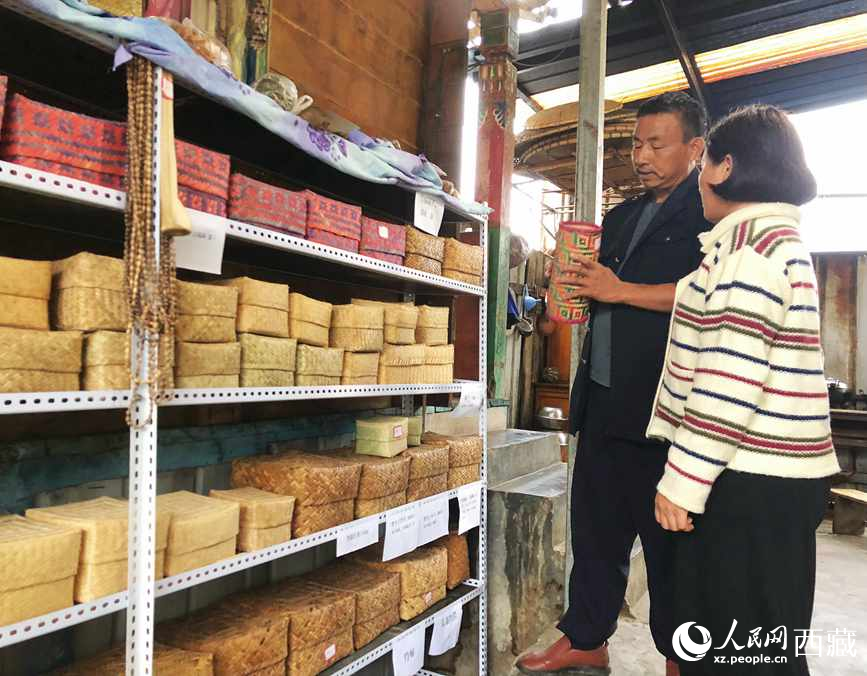 愛明（左一）給游客介紹藤竹產(chǎn)品。