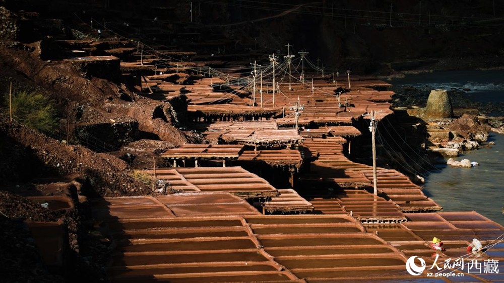 大大小小數(shù)千塊鹽田，形成一道絕美的風景線。人民網(wǎng)記者 次仁羅布攝