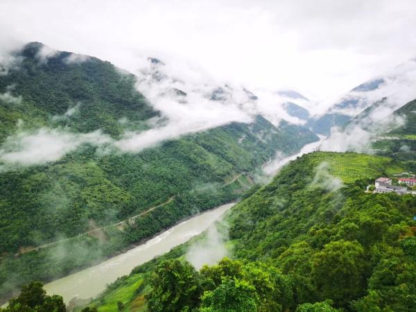 幾代建設(shè)者，歷經(jīng)半個(gè)多世紀(jì)完成！這是一條怎樣的公路？