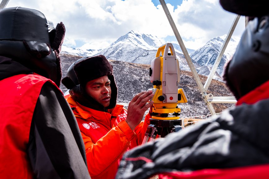 2023年11月30日，西藏自治區(qū)那曲市索縣榮布至丁青縣巴達(dá)35千伏線路工程負(fù)責(zé)人黃小洪（左二）現(xiàn)場開展線路弧測量教學(xué)。趙清鵬攝