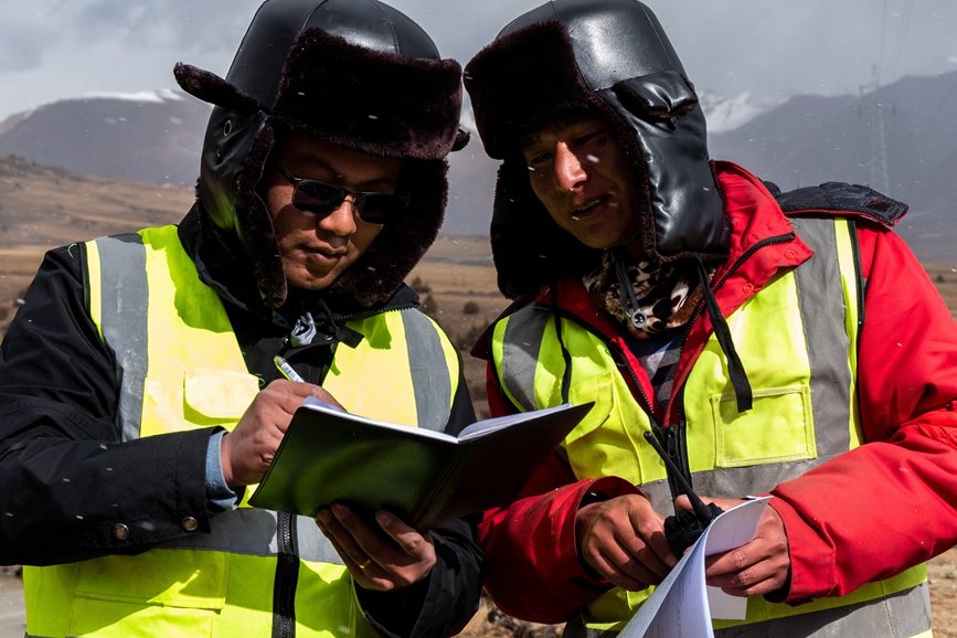 2023年11月30日，西藏自治區(qū)那曲市索縣榮布至丁青縣巴達(dá)35千伏線路工程施工現(xiàn)場人員正在開展現(xiàn)場作業(yè)。趙清鵬攝