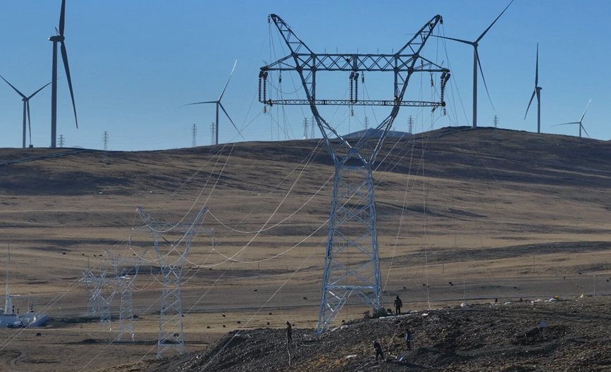 那曲市色尼區(qū)國(guó)能100兆瓦風(fēng)電11千伏送電工程現(xiàn)場(chǎng)。拉巴平措攝