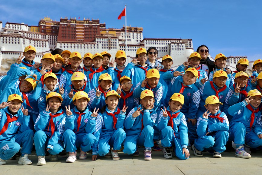 學生在國旗下留影。