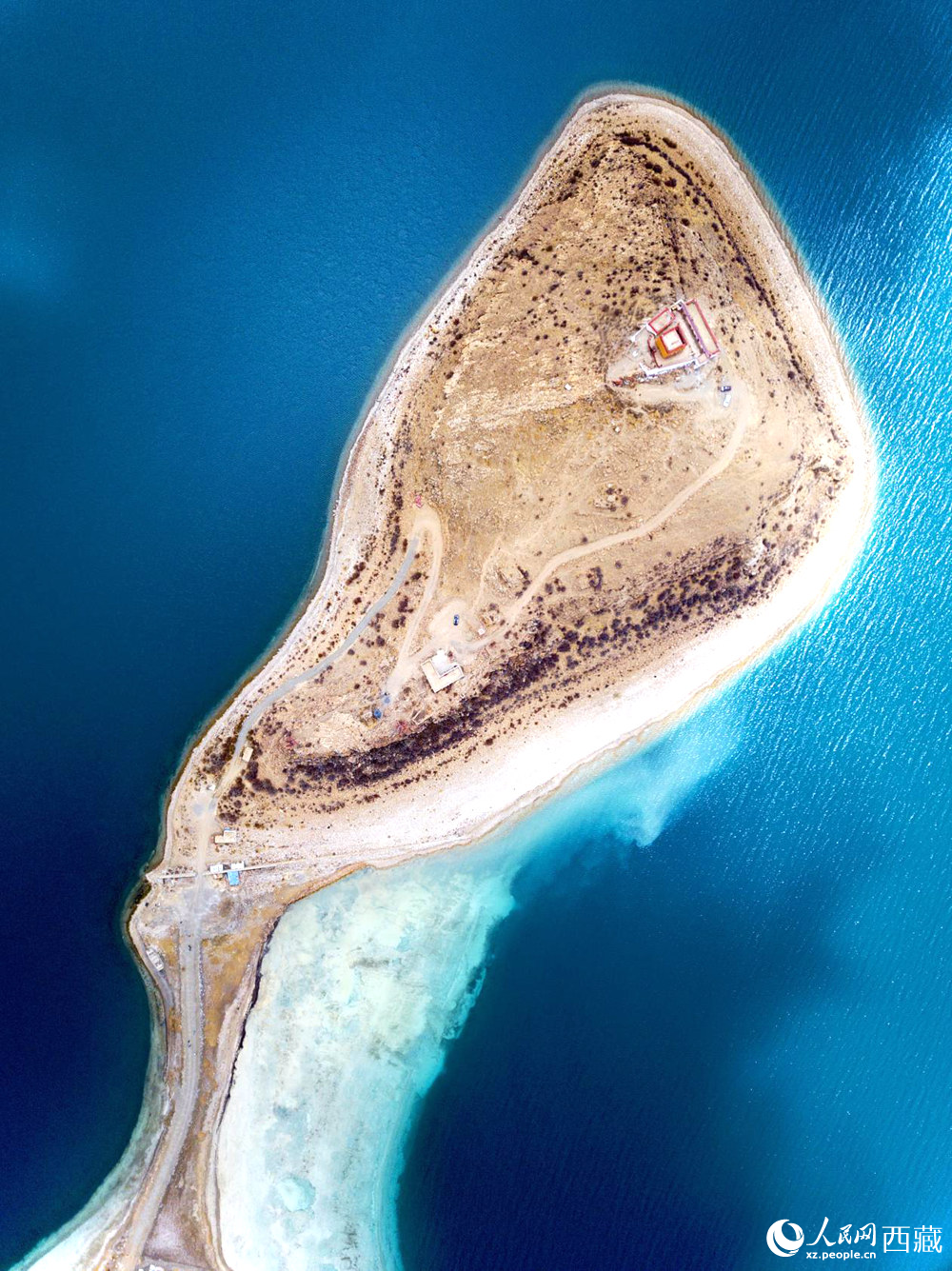 無人機(jī)視角下的西藏羊卓雍錯(cuò)日托寺風(fēng)光。人民網(wǎng)記者 次仁羅布攝