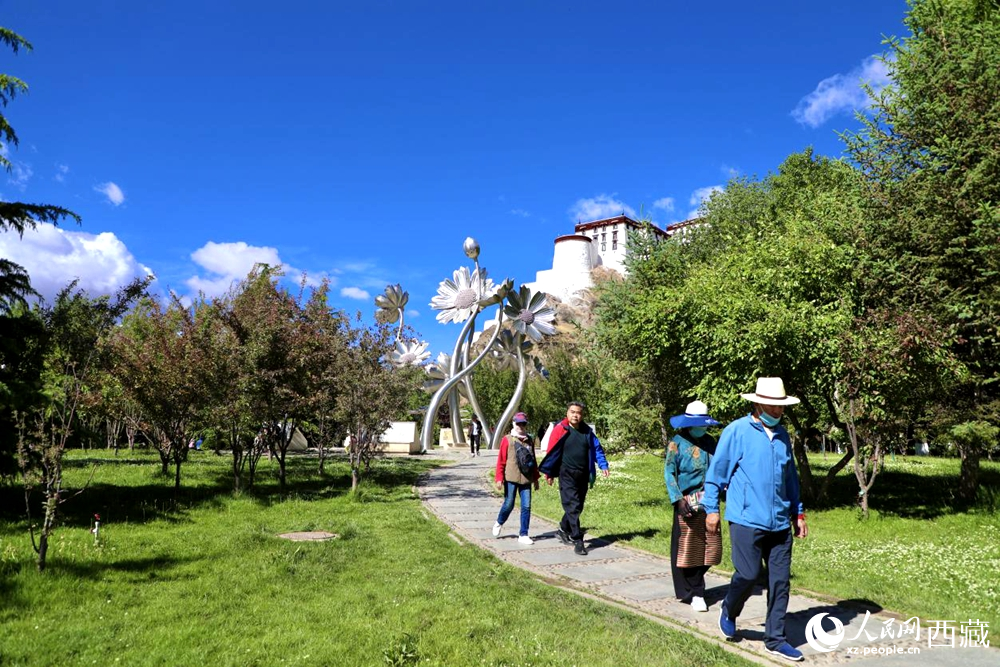 市民在公園內(nèi)散步。