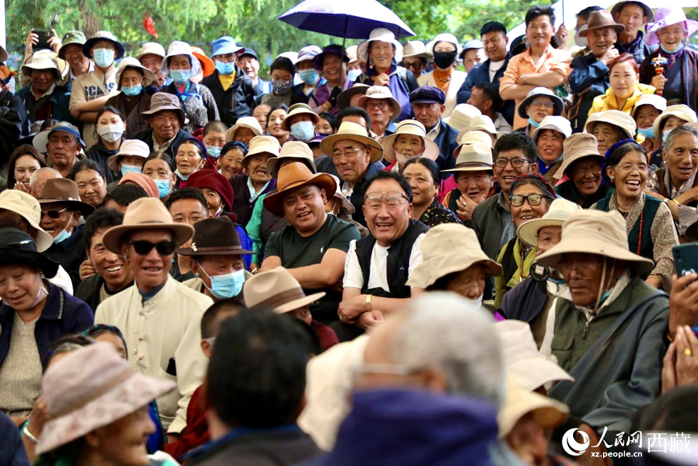 當(dāng)?shù)厝罕姾陀慰陀^(guān)看藏戲演出。