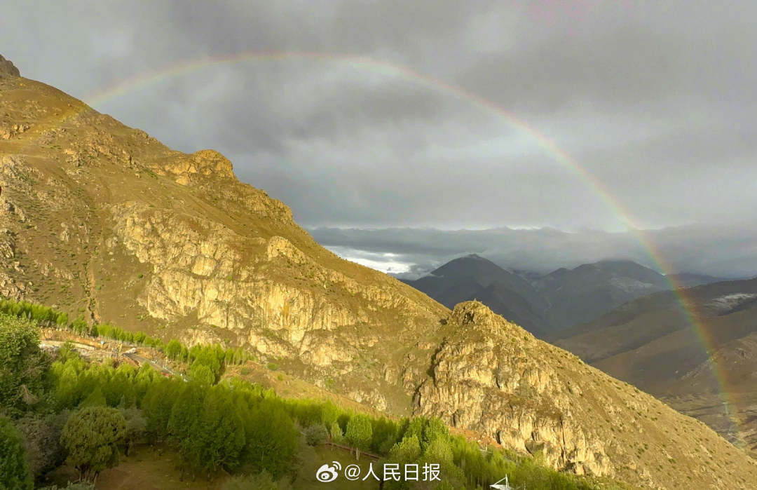 接好運(yùn)！青藏高原現(xiàn)巨大彩虹橋