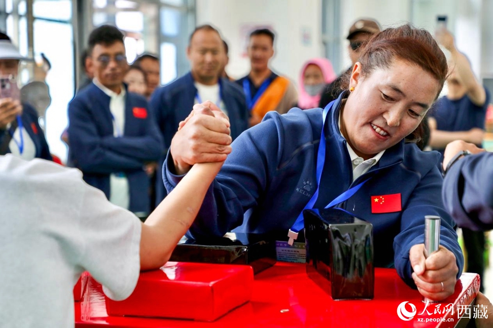 拉薩首屆農(nóng)牧民運(yùn)動會上的掰手腕比賽現(xiàn)場。