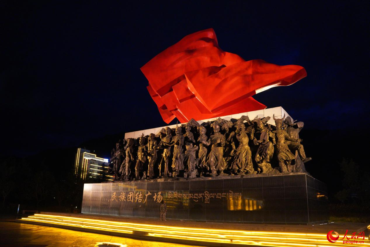 西藏林芝市民族團(tuán)結(jié)廣場上的標(biāo)志性雕塑。人民網(wǎng)記者 趙晨攝