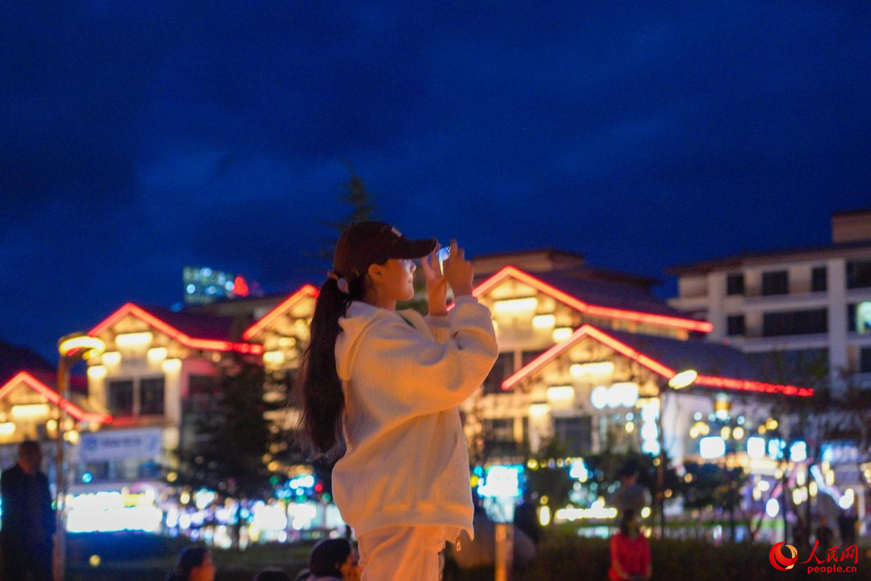 居民在西藏林芝市民族團(tuán)結(jié)廣場上拍照。人民網(wǎng)記者 趙晨攝