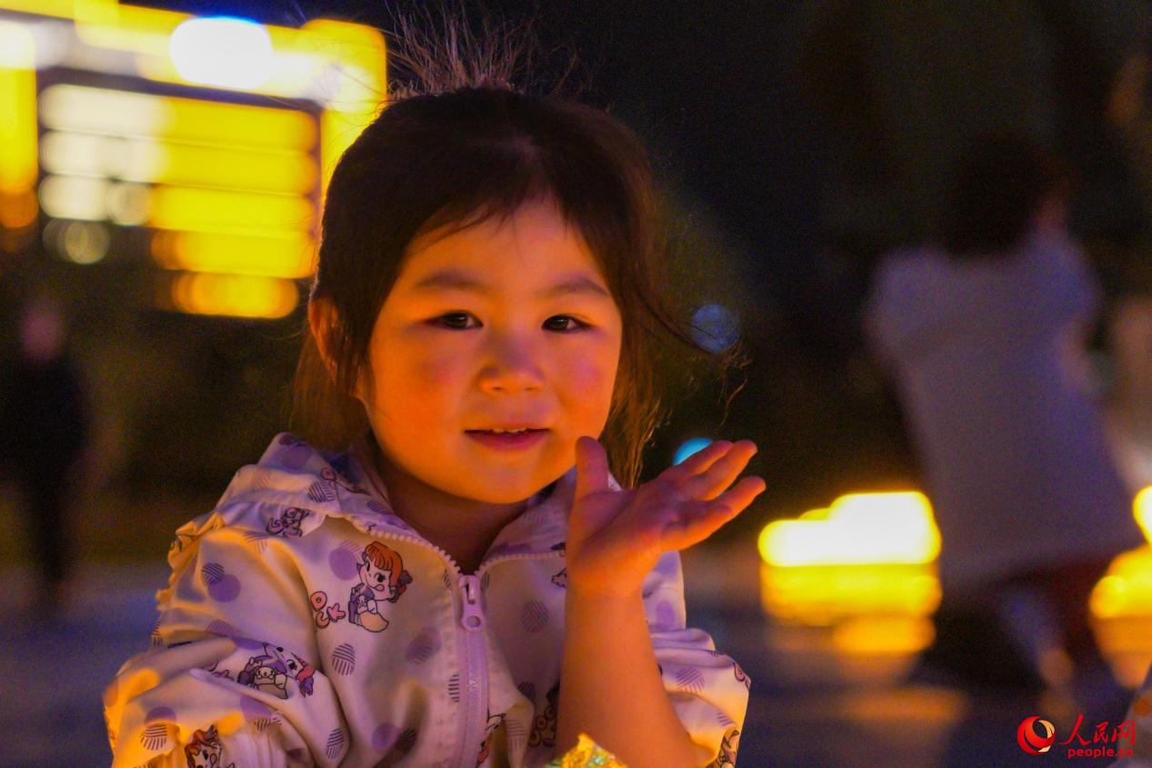 西藏林芝市民族團(tuán)結(jié)廣場上的兒童。人民網(wǎng)記者 趙晨攝