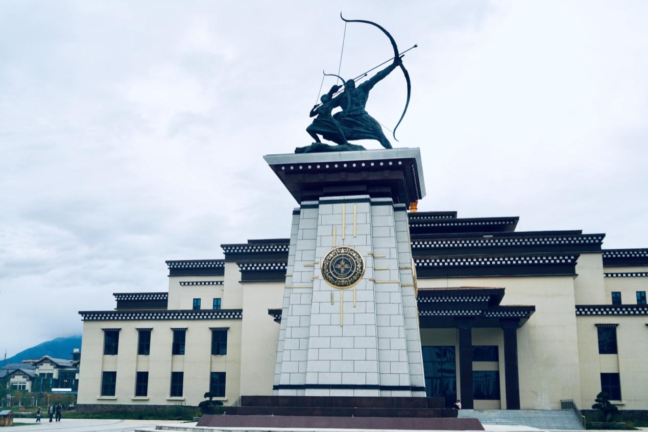 工布公園里的城市地標雕塑——畢秀之子。人民網(wǎng)記者 益西康珠攝