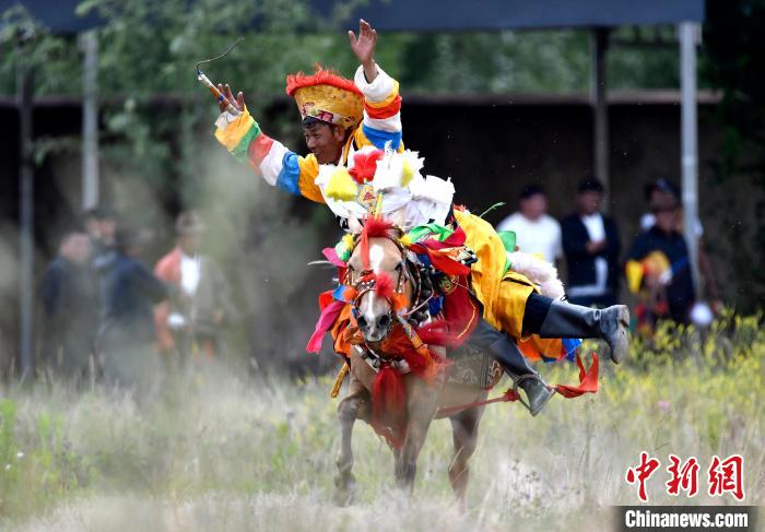 西藏拉薩：賽馬慶?！巴?jié)”
