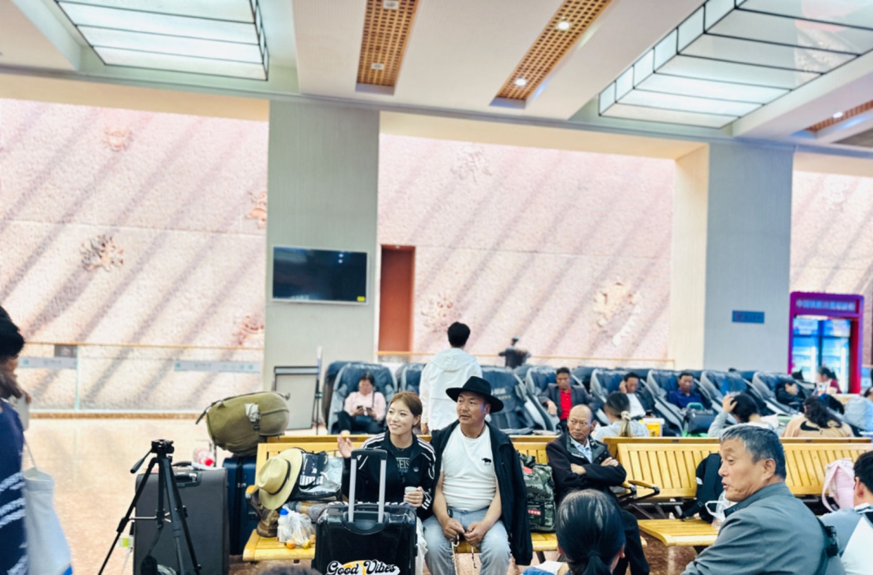 在拉薩火車站候車廳等候列車的乘客。人民網(wǎng)記者 益西康珠攝