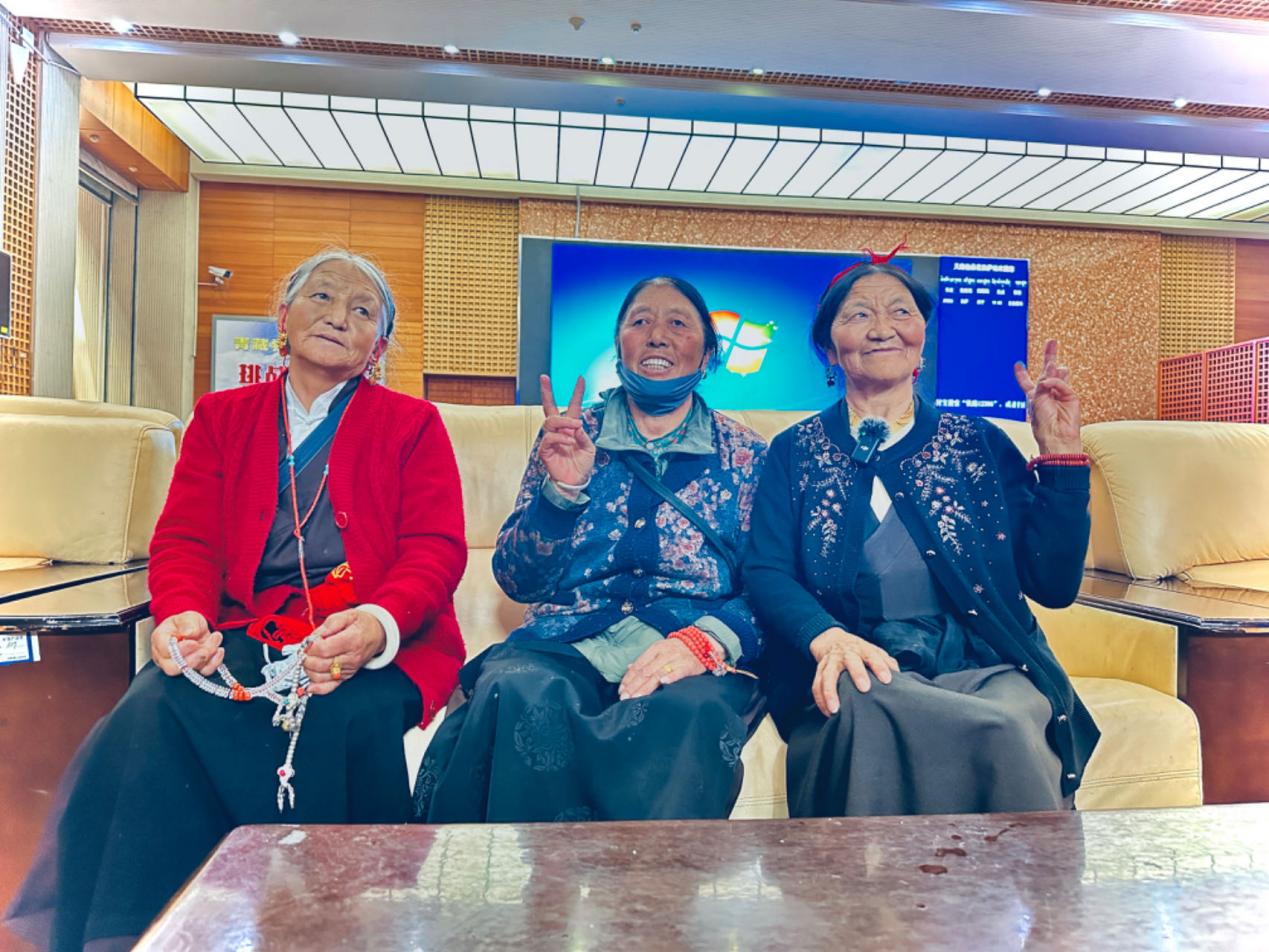 來自四川甘孜的三位阿媽在拉薩火車站等候前往青海西寧的列車。人民網(wǎng)記者 益西康珠攝