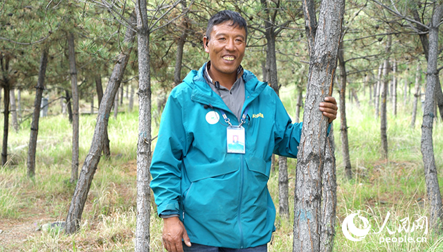 南山公園護(hù)林員扎西曲培。人民網(wǎng)記者 宋子節(jié)攝