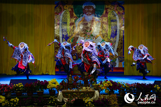 扎西曲登社區(qū)藏戲表演。人民網(wǎng)記者 次仁羅布攝