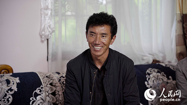 嘎拉村村民達(dá)瓦堅(jiān)參聊起孩子們滿臉自豪。人民網(wǎng)記者 趙晨攝