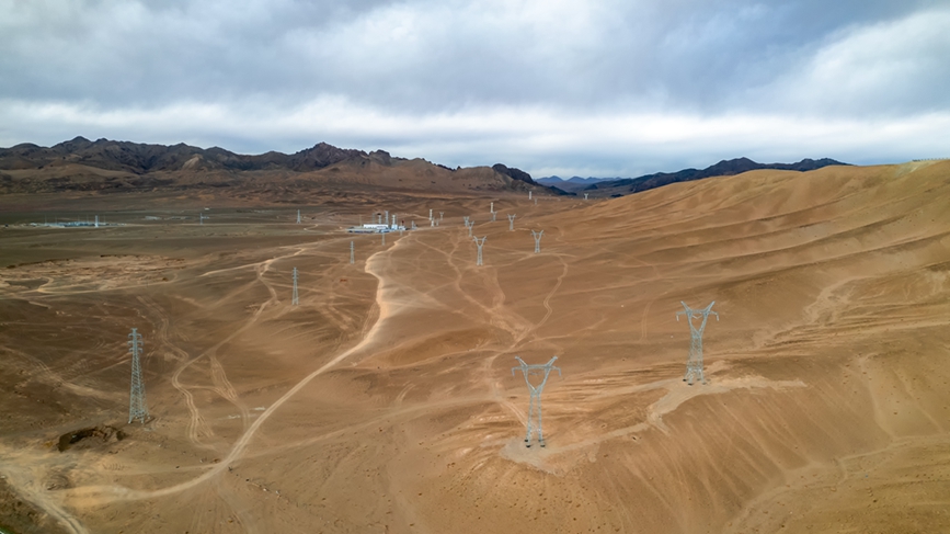 阿里地區(qū)首套電網(wǎng)側(cè)帶超容構網(wǎng)型SVG工程全景。趙清鵬攝