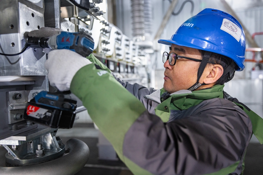 阿里地區(qū)首套電網(wǎng)側(cè)帶超容構網(wǎng)型SVG工程現(xiàn)場工作人員正在進行投運前螺栓緊固工作。趙清鵬攝