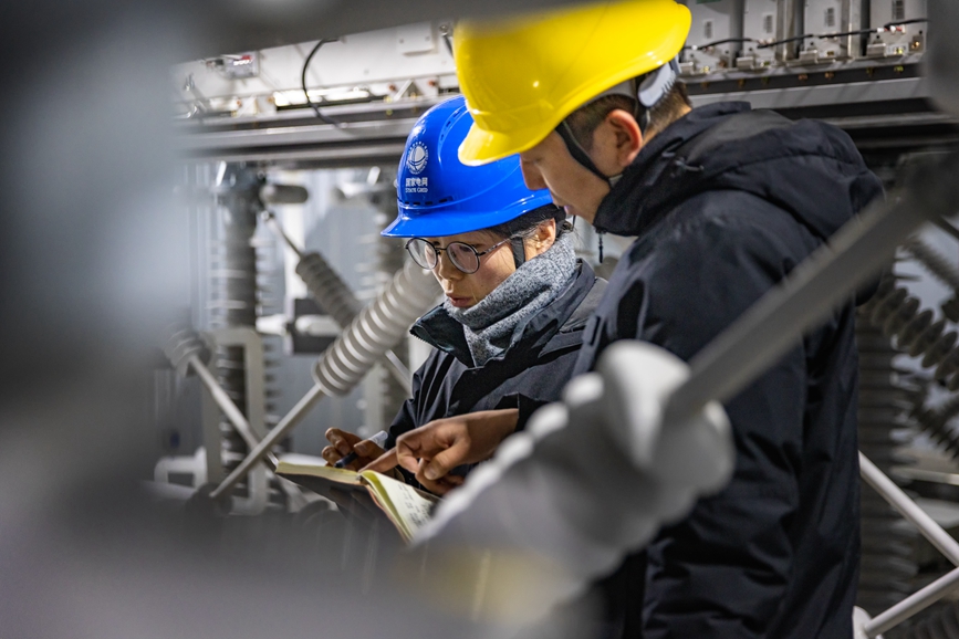 阿里地區(qū)首套電網(wǎng)側(cè)帶超容構網(wǎng)型SVG工程現(xiàn)場工作人員正在進行投運前設備位置檢查。趙清鵬攝