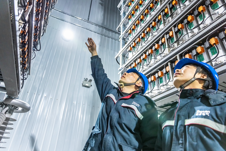 阿里地區(qū)首套電網(wǎng)側(cè)帶超容構網(wǎng)型SVG工程現(xiàn)場工作人員正在進行投運前設備狀態(tài)檢查。趙清鵬攝